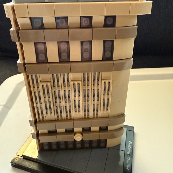 LEGO Architecture Flatiron NYC Building - Picture 5 of 7